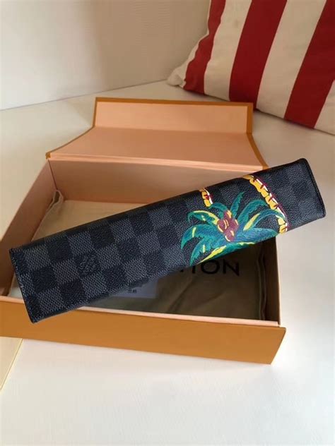 lv junge pochette review